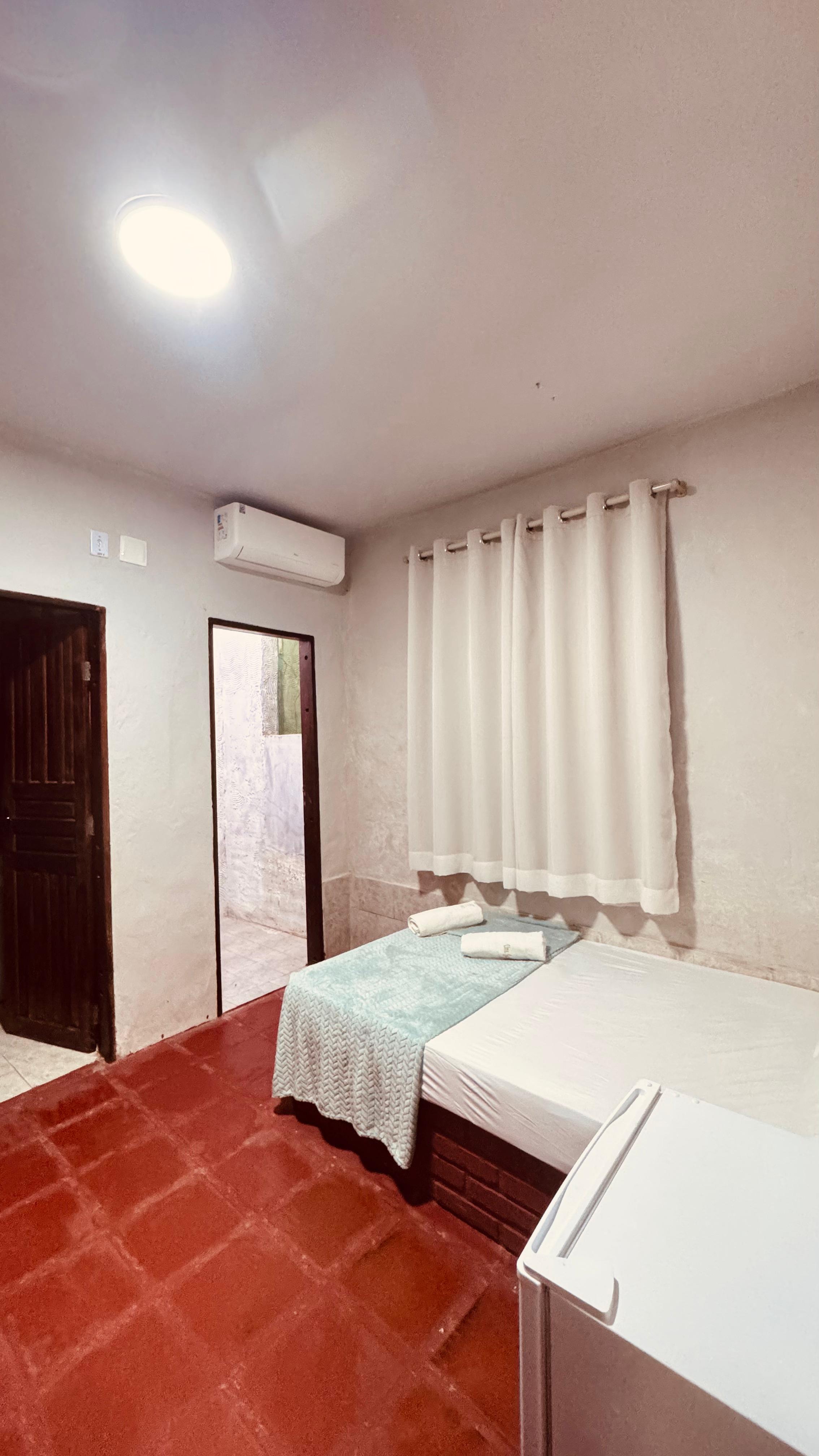 Quarto com ar-condicionado e cama preparada