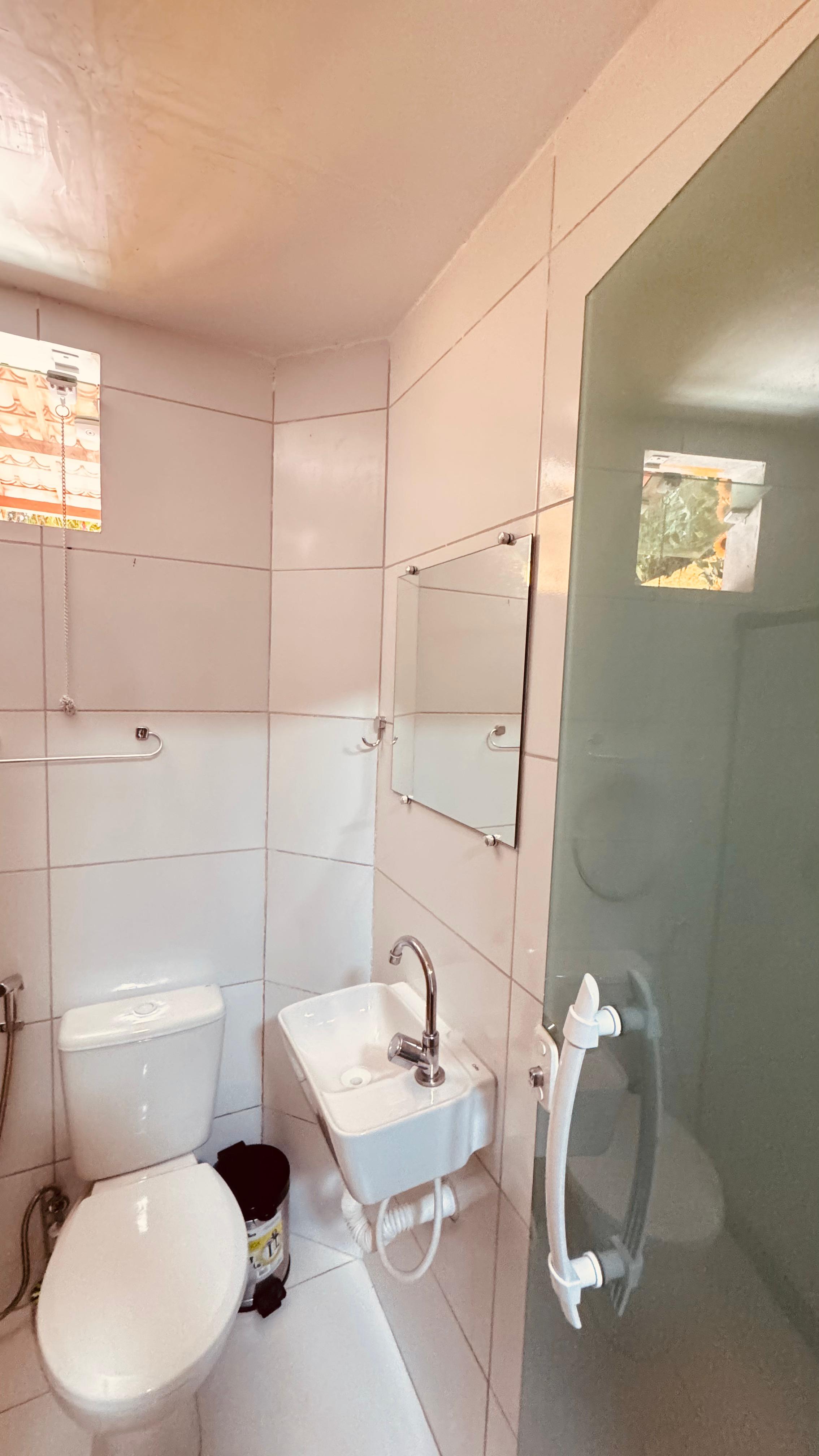 Banheiro privativo com box de vidro