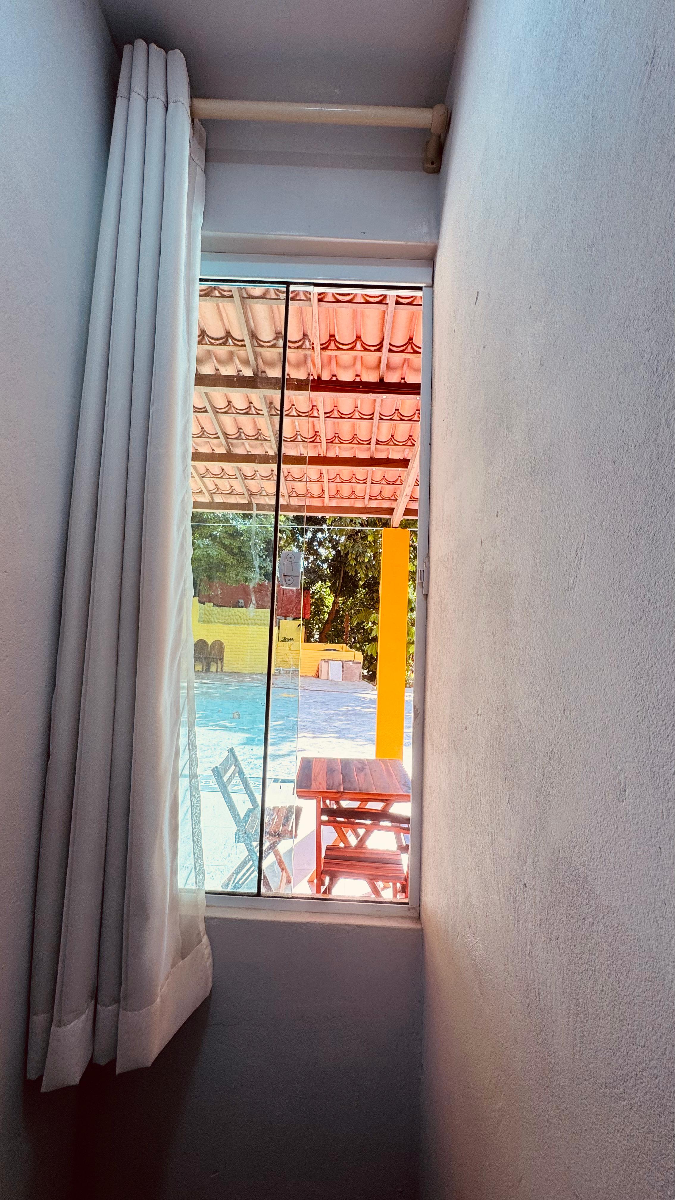 Janela do quarto com vista para a área externa